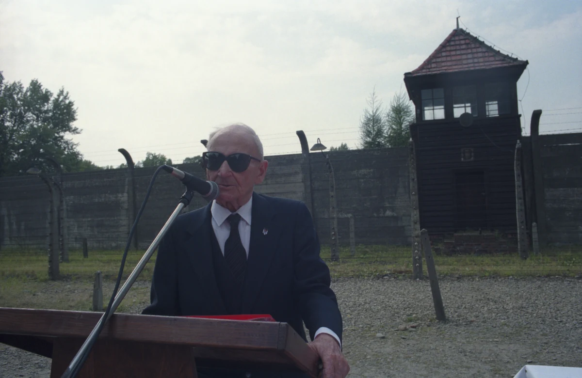 W piątek przypada 20. rocznica śmierci Franciszka Gajowniczka, za którego w 1941 r. w niemieckim obozie Auschwitz życie oddał polski franciszkanin o. Maksymilian Kolbe. Gajowniczek zmarł w wieku 94 lat. Spoczął na cmentarzu przyklasztornym w Niepokalanowie. 