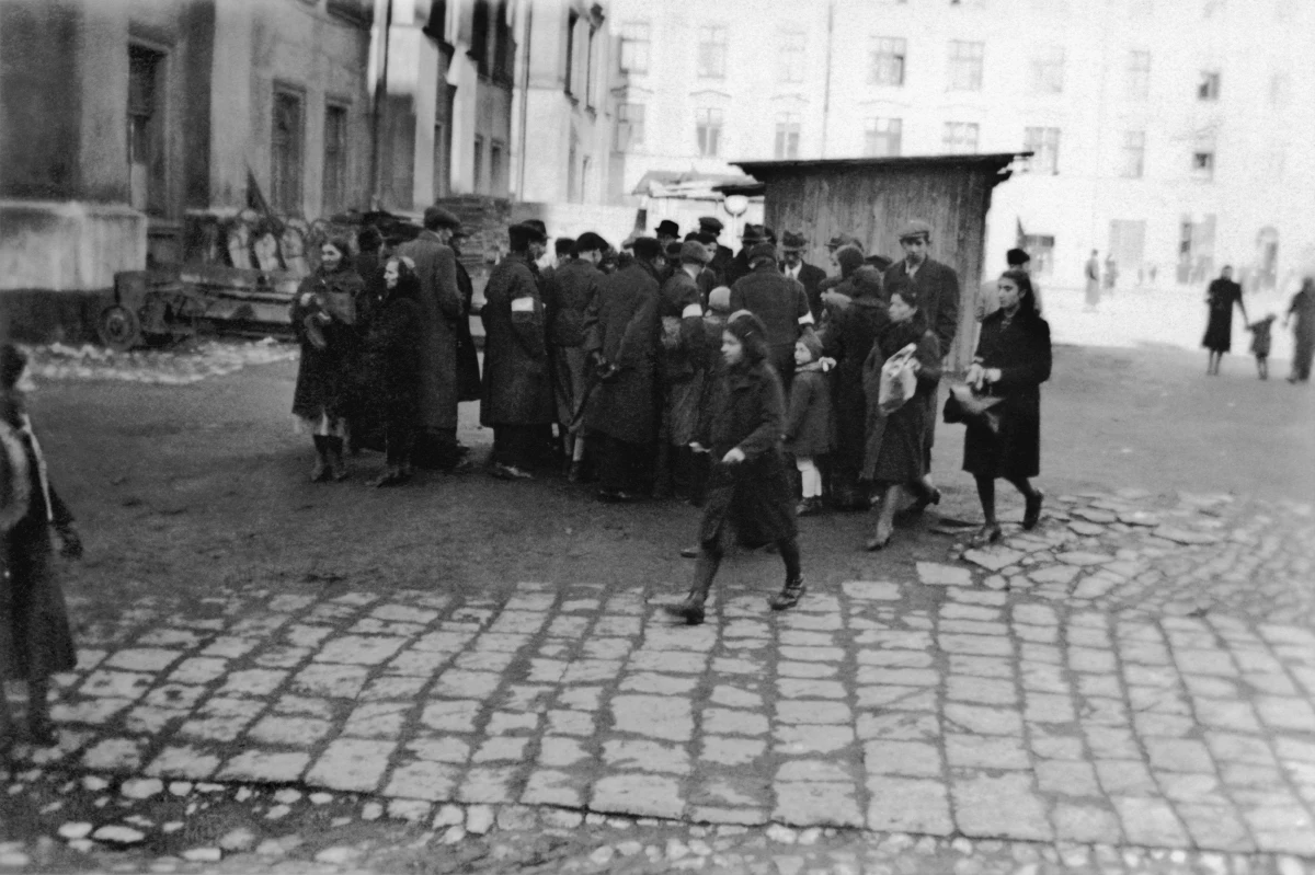 „W getcie jest zawsze zimno, lodowato zimno, i to zarówno w domu, jak i na dworze. (…) W getcie nie ma lata, w ogóle nie ma tu pór roku i słońce też tu nie świeci. Wszystko jest zawsze ciemne i szare” – pisze w książce „Dziewczynka w czerwonym płaszczyku” pisarka i malarka Roma Ligocka. Poza nią, piekła krakowskiego getta zaznali m.in. Roman Polański, Ryszard Horowitz i Miriam Akavia. W rocznicę likwidacji getta, przybliżamy ich wspomnienia z tamtego okresu.