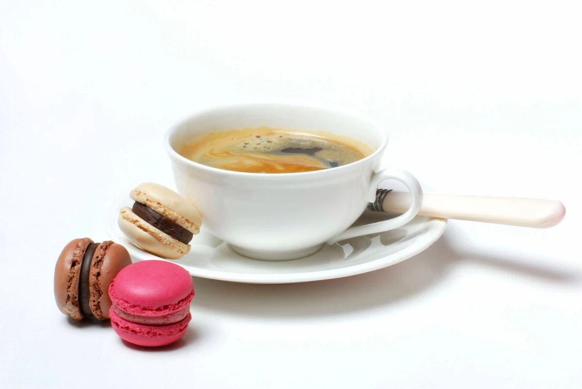 Choć ma zdrobniałą nazwę i niewielkie rozmiary, często sprawia nam duży kłopot. Bo też co zrobić z łyżeczką do kawy? Gdzie ją położyć? Czy można posłużyć się nią, by zjeść mleczną pianę? Czy oblizać?