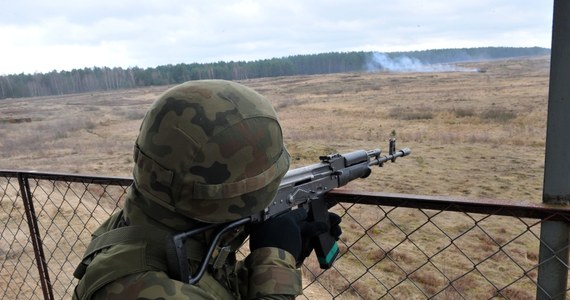 Na Ukrainę patrzymy jak na inny świat, na tamtejszą wojnę, jak na coś co nas nie dotyczy. Chociaż badania opinii publicznej wskazują, że po latach błogiego spokoju, spora część Polaków uznaje wojnę za niewykluczony scenariusz w przyszłości, na razie czujemy się bezpieczni. Mówimy sobie: jesteśmy przecież częścią zachodniego świata, NATO gwarantuje spokój. Jak polskie obawy wyglądają z perspektywy Nowego Jorku można się przekonać czytając właśnie opublikowany w "New York Timesie" artykuł o Polsce "szykującej się do bitwy". 