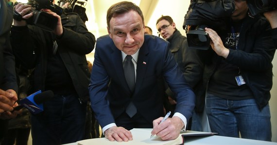 Andrzej Duda, kandydat Prawa i Sprawiedliwości na prezydenta Polski kilkanaście lat temu działał w Unii Wolności – ustalił „Newsweek”. Tygodnik zauważa, że ten epizod został usunięty z oficjalnego życiorysu europosła. 