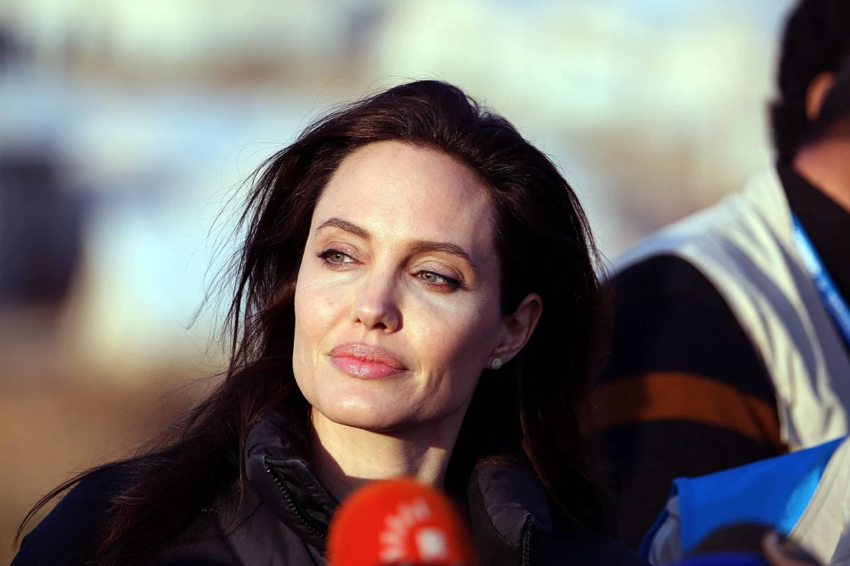 Angelina Jolie, aktorka i specjalna wysłanniczka Wysokiego Komisarza Narodów Zjednoczonych ds. Uchodźców potępiła bezczynność Rady Bezpieczeństwa ONZ wobec wojny domowej w Syrii. "To hańba, że nie zostało spełnione nawet podstawowe żądanie zapewnienia pełnego dostępu dla dostaw pomocy humanitarnej", a "co dzień zbrodnie są bezkarnie popełniane na syryjskiej ludności" – zaznaczyła. Dodała, że taka postawa budzi "zdziwienie i wściekłość".