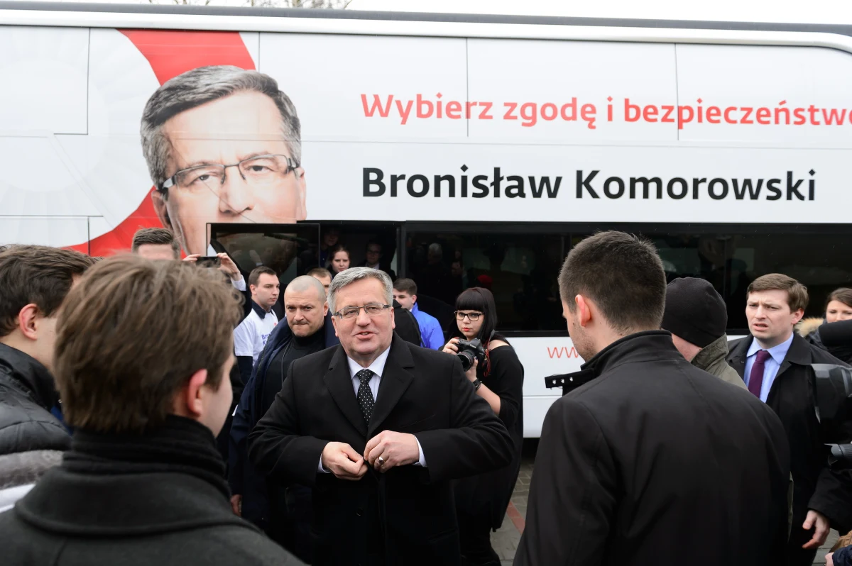 "Wybory nie są rzeczą prostą, bo zawsze człowiek jest w obliczu różnych pokus, żeby mówić tylko i wyłącznie i zachowywać się pod publiczkę, pod wybory. Rolą prezydenta, również kandydującego, jest praca. Konsekwentna praca” – mówił Bronisław Komorowski podczas wizyty w Wielkopolsce. „Tak chcę się zachować do końca, dlatego przedstawiłem nie program wyborczy, a program pracy prezydenta" - zapewnił. 