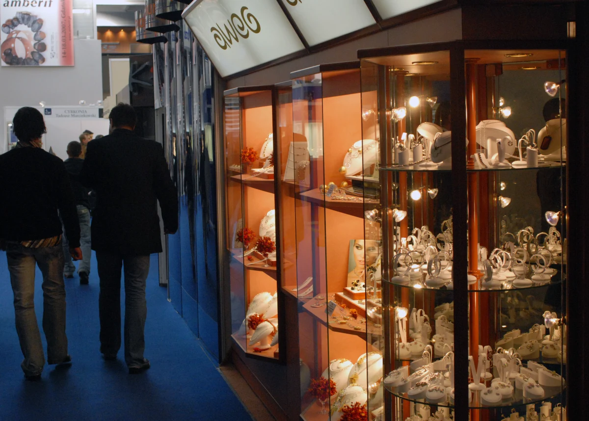 Szybko okrzyknięto ją kradzieżą stulecia. Do dziś zagadką pozostaje to co stało się z wartymi ponad 4,5 miliona złotych diamentami skradzionymi w Gdańsku. Dziś mija dokładnie 8 lat od głośnej kradzieży, do której doszło podczas targów biżuterii. Nazwisk sprawców nigdy nie ustalono.     