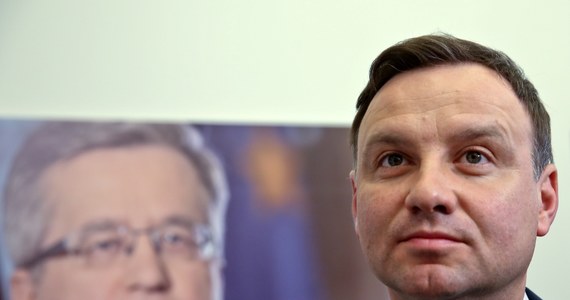 Bronisław Komorowski cieszy się największym, 45-procentowym poparciem w sondażu przeprowadzonym przed wyborami prezydenckimi dla „Wiadomości” TVP1 przez TNS Polska. Na drugim miejscu plasuje się Andrzej Duda - z wynikiem 27 proc. głosów. Takie poparcie wystarczyłoby, żeby obaj kandydaci spotkali się w II turze wyborów. 