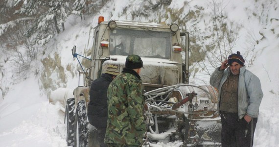 Ponad 270 bułgarskich miejscowości w południowej części kraju od dziewięciu dni pozbawionych jest prądu - poinformowało radio publiczne. Mieszkańcy zostali odcięci od świata z powodu zeszłotygodniowych obfitych opadów śniegu. 
