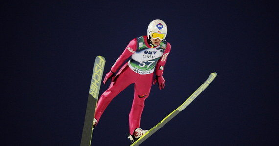 Fantastyczna postawa w drugiej serii konkursu w Oslo pozwoliła Kamilowi Stochowi wrócić na podium zawodów Pucharu Świata w skokach narciarskich. Polak uzyskał 134 metry i z jedenastego miejsca awansował na trzecie. W czołowej dziesiątce znaleźli się też Piotr Żyła i Klemens Murańka. Wygrał czwarty raz z rzędu Niemiec Severin Freund.