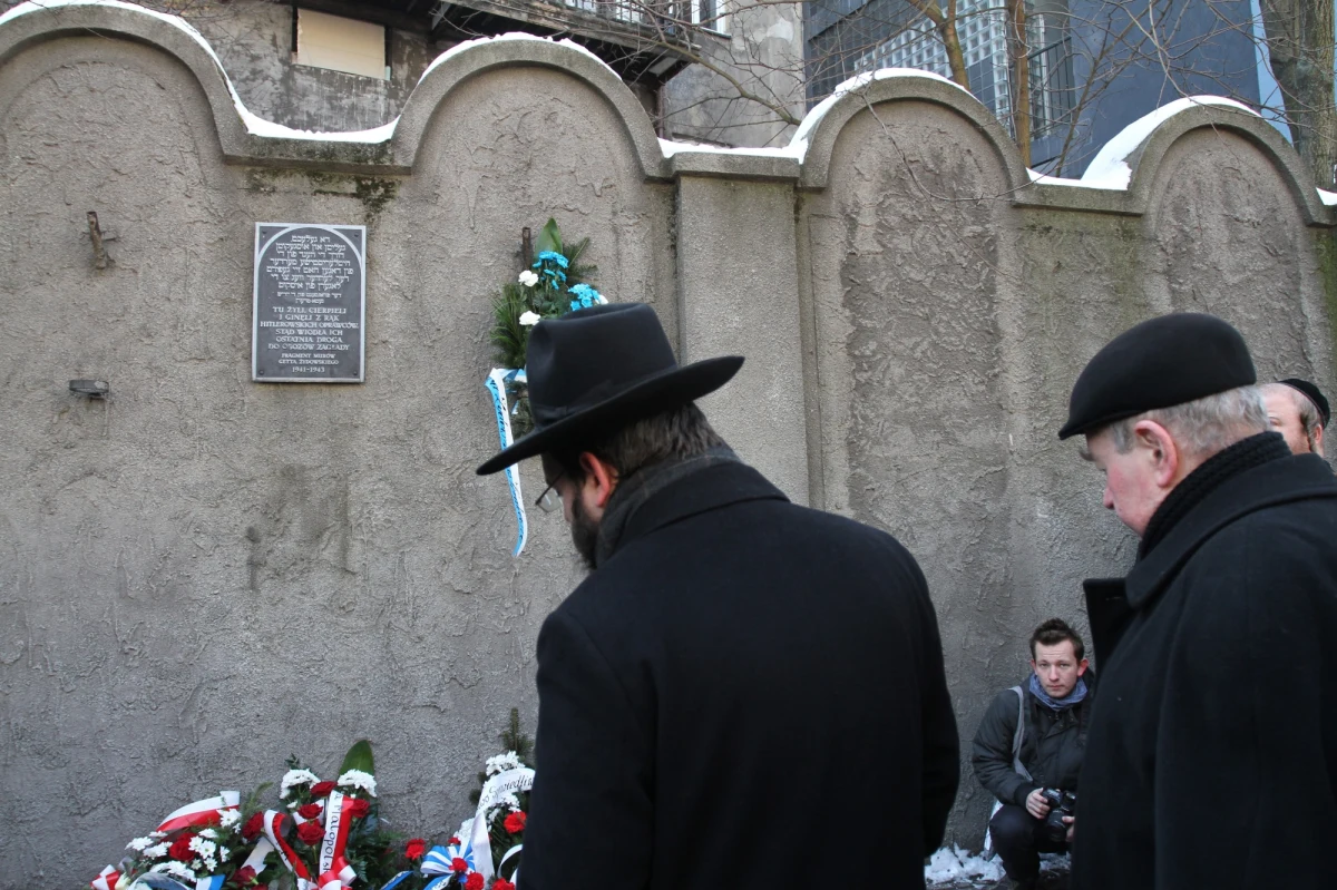 Kilkaset osób przeszło ulicami Krakowa w Marszu Pamięci z okazji 72. rocznicy likwidacji getta. Trasa wiodła z Placu Bohaterów Getta na teren byłego obozu KL Płaszów, którą podczas okupacji hitlerowcy prowadzili Żydów. 