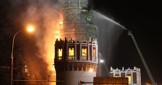 Groźny pożar wybuchł w niedzielę wieczorem w centrum Moskwy, w pobliżu murów Kremla. Zapaliła się dzwonnica zabytkowego Monasteru Nowodziewiczego. Strażacy walczyli z ogniem przez kilka godzin. 