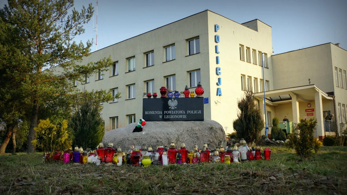 „Mój syn nic nie zrobił, a i tak został złapany” - mówi w rozmowie z reporterem RMF FM matka jednego z mężczyzn, zatrzymanych wczoraj podczas zamieszek przed komendą w Legionowie. W sumie w policyjnym areszcie znalazło się 8 osób. Walki z policją wybuchły w czasie demonstracji po śmierci 19-latka, który zmarł tydzień temu podczas policyjnej interwencji.