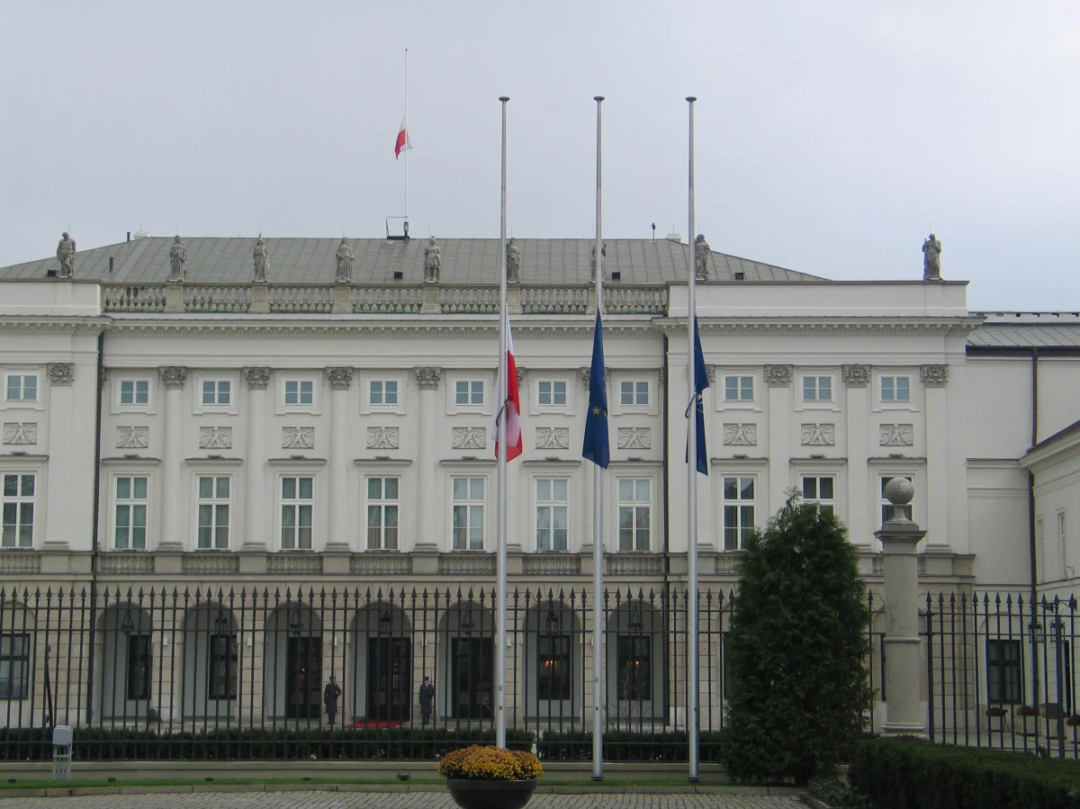 52 proc. osób, które deklarują udział w wyborach prezydenckich, zamierza głosować na ubiegającego się o reelekcję prezydenta Bronisława Komorowskiego. 19 proc. poparłoby kandydata PiS Andrzeja Dudę - wynika z sondażu CBOS. W porównaniu z sondażem sprzed miesiąca poparcie dla Komorowskiego spadło w marcu o 11 punktów procentowych. Z kolei poparcie dla Dudy wzrosło o 4 punkty. 
