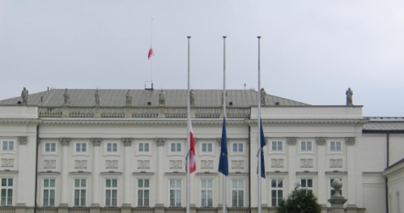 52 proc. osób, które deklarują udział w wyborach prezydenckich, zamierza głosować na ubiegającego się o reelekcję prezydenta Bronisława Komorowskiego. 19 proc. poparłoby kandydata PiS Andrzeja Dudę - wynika z sondażu CBOS. W porównaniu z sondażem sprzed miesiąca poparcie dla Komorowskiego spadło w marcu o 11 punktów procentowych. Z kolei poparcie dla Dudy wzrosło o 4 punkty. 
