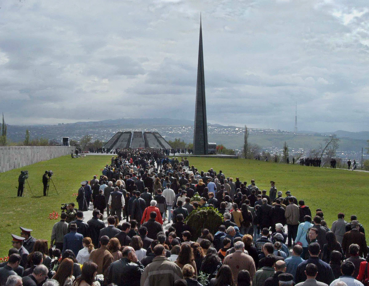 Wszędzie tam, gdzie żyją Ormianie dzień 24 kwietnia obchodzony jest jako Dzień Pamięci o Ofiarach Ludobójstwa. Jest to upamiętnienie wielkiej zbrodni, którą latach 1915–1917 rząd Turcji popełnił na swych ormiańskich obywatelach. W barbarzyński sposób zgładzono wówczas 1,5 mln osób. 