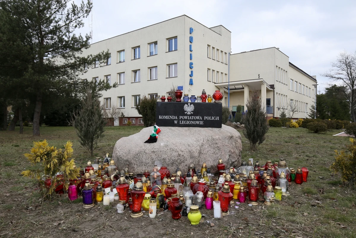 Są zarzuty dla 8 uczestników zamieszek przed komendą policji w Legionowie. Walki z policją wybuchły w czasie demonstracji po śmierci 19-latka, który zmarł podczas interwencji funkcjonariuszy tydzień temu. Rodzina mężczyzny zarzuca funkcjonariuszom nadużycie władzy. 