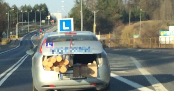 Samochód z "L" na dachu, a w bagażniku kłody drewna - takie zdjęcie przesłał nam słuchacz na Gorącą Linię RMF FM. Sprawą zajął się reporter RMF FM Piotr Bułakowski.