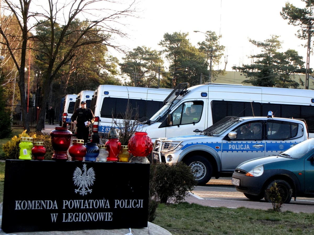 Prokuratura nie widzi powodów do stawiania zarzutów policjantom z Legionowa - informuje reporter RMF FM. Chodzi o śledztwo w sprawie śmierci 19-latka w czasie policyjnej interwencji. W Legionowie od dwóch dni dochodzi do starć protestujących młodych ludzi z funkcjonariuszami. Wczoraj zatrzymanych zostało 13 osób. Dziś mają usłyszeć zarzuty. 