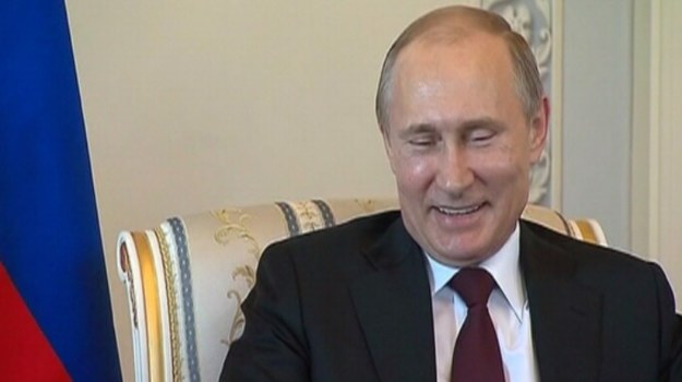 Podczas spotkania z prezydentem Kirgistanu Władimir Putin w dowcipny sposób skomentował plotki na temat swojej 10-dniowej nieobecności w mediach. "Bez plotek byłoby nudno" - powiedział z szelmowskim uśmiechem.


Prezydent Federacji Rosyjskiej przestał pokazywać się publicznie 5 marca. Na fali spekulacji na temat przyczyn tej absencji niektórzy twierdzili wręcz, że na Kremlu dokonał się przewrót, a Putina odsunięto od władzy.