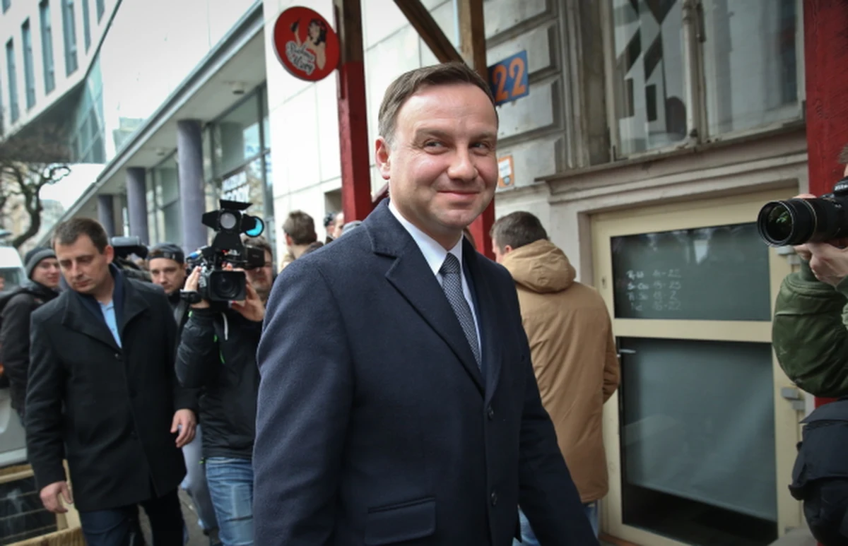 „Z jednej strony mamy Polskę otwartą światopoglądowo, rozwijającą się i nowoczesną a z drugiej strony mamy PiS ze swoim technicznym kandydatem. Za Andrzejem Dudą stoją Kaczyński i o. Rydzyk” – mówi w Kontrwywiadzie RMF FM, w odpowiedzi na pytania słuchaczy, szef gabinetu politycznego premier Marcin Kierwiński. „Nie chciałbym, aby Polską rządził prezes Kaczyński i ojciec Rydzyk” – dodaje gość RMF FM. „To, że powinniśmy ze sobą potrafić współpracować nie oznacza, że nie mamy nazywać faktów po imieniu” – ocenia Kierwiński.