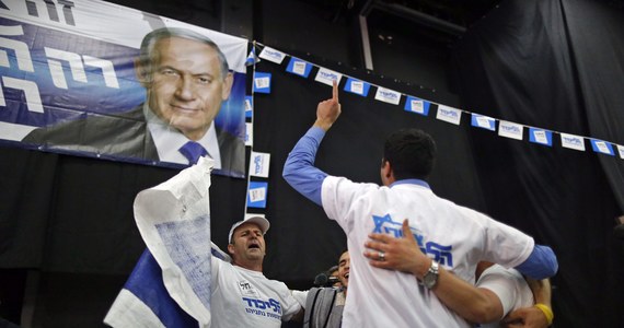 Sondaże exit poll wskazują, że w wyborach w Izraelu Likud Benjamina Netanjahu i Blok Syjonistyczny Isaaka Herzoga zdobyły taką samą lub prawie taką samą liczbę miejsc w Knesecie. To oznacza, że utworzenie nowego rządu będzie poważnym wyzwaniem dla obu kandydatów.
