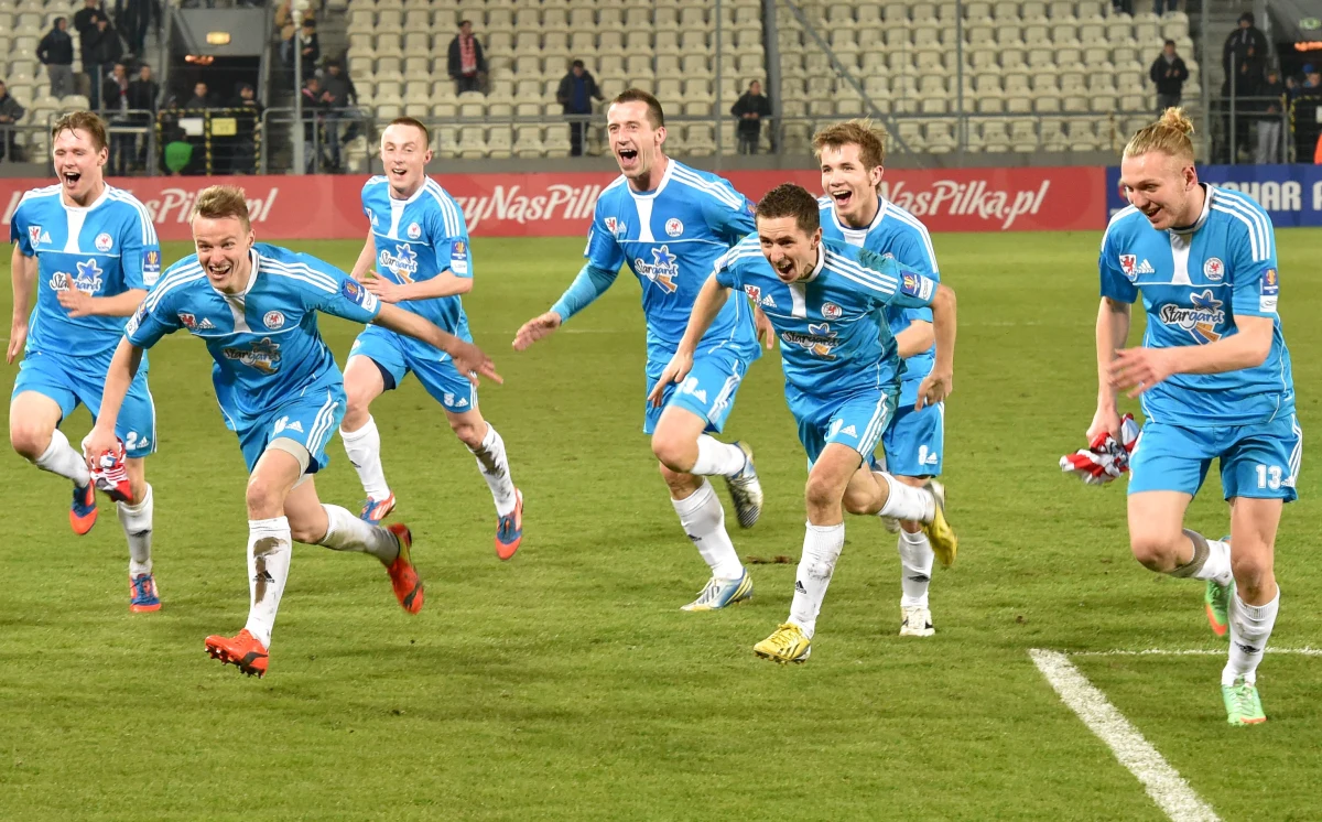 Piłkarze Błękitnych Stargard Szczeciński wywalczyli awans do półfinału Pucharu Polski. We wtorek po raz drugi wygrali 2:0 z występującą dwie klasy wyżej Cracovią. "Błękitni przejechali się po Pasach! Sensacja stała się faktem!" - taki wpis pojawił się wieczorem na profilu PZPN na Twitterze.