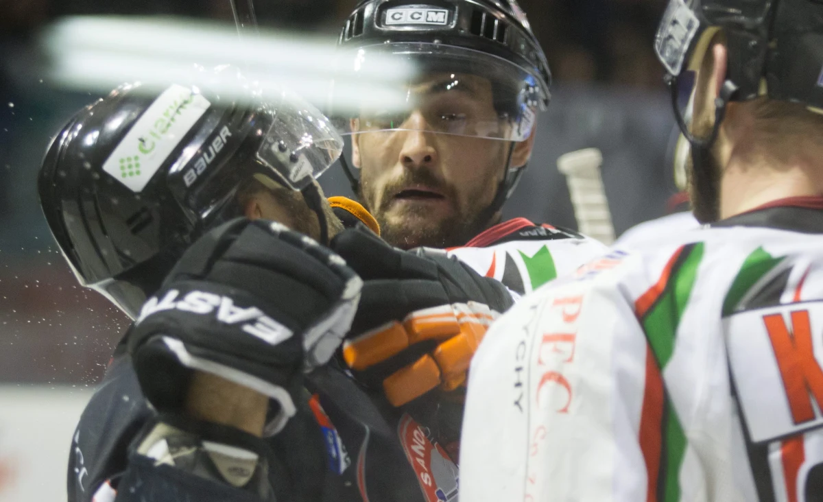 "Kiedy zawodnicy z Sanoka widzą, że mecz im się wymyka, wolą porachować przeciwnikowi kości (…). My chcemy grać w hokeja i wygrywać" - tak napastnik GKS-u Tychy Adam Bagiński komentuje w rozmowie z RMF FM wydarzenia z czwartego meczu półfinału play off Polskiej Hokej Ligi. O wycofaniu sanockiego bramkarza w proteście przeciw pracy sędziów mówi: "Taka trochę dziecinada: obsypię was piaskiem i wychodzę z piaskownicy". Co ma do powiedzenia nt. zachowania tyskich kibiców i informacji o zdemolowanej szatni w Sanoku? Przeczytajcie!