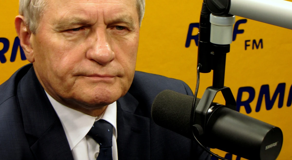 "Iskandery mają moc niszczycielską, wystarczającą, żeby zniszczyć miasto. Mogą być wykorzystane do uderzeń rakietowych w trakcie dużych operacji wojskowych" - mówi w Kontrwywiadzie RMF FM o ćwiczeniach wojsk rosyjskich szef BBN gen. Stanisław Koziej. Rakiety rozmieszczone w Kaliningradzie? "Rosja ma prawo na swoim terytorium rozmieszczać swoje środki" - odpowiada. "Rosja nas straszy i szantażuje. Jej reguły są takie, żeby wywołać panikę. Nie powinniśmy przyjmować reguł gry rosyjskiej" - mówi gen. Koziej. Jego zdaniem w odpowiedzi na działania Rosji Polska powinna rozmieszczać swoje środki militarne tam, gdzie są one potrzebne. "Nie bójmy się, że Rosja protestuje" - dodaje. "Rozmieszczajmy jak najwięcej wojsk NATO-wskich na wschodniej flance. To najlepsza odpowiedź na presję rosyjską" - ocenia generał.