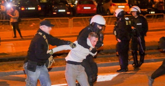 Wczoraj zatrzymania, dziś zarzuty. Na przesłuchania czekają uczestnicy zajść z policją w Sosnowcu. Na demonstrację przed budynek komendy przyszło około 300 osób. 13 najbardziej agresywnych noc spędziło w policyjnych aresztach.