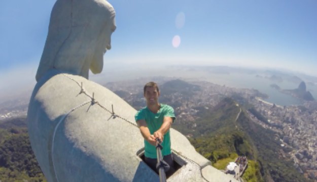 To nie są widoki dla tych, którzy mają lęk wysokości! 27-letni Brazylijczyk Thiago Correa wspiął się na szczyt 38-metrowego pomnika Chrystusa Odkupiciela w Rio de Janeiro. W tym celu musiał uzyskać specjalne pozwolenie od władz miasta. Swoją obecność w tym niezwykłym miejscu uwiecznił na „selfie”, które błyskawicznie obiegło sieć.