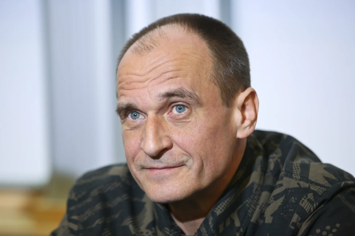 Kandydat na prezydenta Paweł Kukiz poinformował w środę, że ma już ponad 100 tys. podpisów poparcia pod swoją kandydaturą. Zadeklarował, że podpisy będą zbierane do końca kampanii. "Choćby w celu wykorzystania możliwości dalszego propagowania konieczności zmiany ustroju Rzeczpospolitej Polskiej" – tłumaczył. Według niego jedyną szansą na zreformowanie państwa i ograniczenie rozrostu biurokracji jest zmiana ustroju, ordynacji wyborczej. Jak ocenił, obowiązująca ordynacja sprawia, że Polska "idzie w przepaść" i cały czas jest "państwem podległym, nie podmiotem polityki światowej, a jej przedmiotem". 