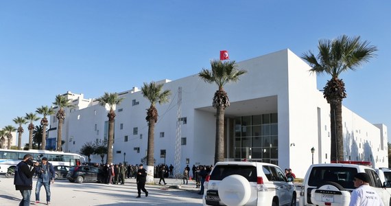 Ministerstwo Obrony poinformowało, że samolot specjalny z zespołem lekarzy i dyplomatów, którzy mają pomagać ofiarom zamachu na Muzeum Bardo w Tunisie, wyleciał dziś rano do Tunezji. Jak napisano w komunikacie, Siły Powietrzne utrzymują w gotowości do użycia kolejne samoloty transportowe, mogące w razie zgłoszonej przez Ministerstwo Spraw Zagranicznych potrzeby ewakuować Polaków będących ofiarami zamachu terrorystycznego w Tunezji.