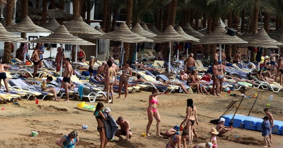Chociaż MSZ pozwala na podróże do Sharm el-Sheikh, wciąż zaleca ostrożność. Mimo to Polacy zaczęli masowo wykupywać wczasy w najtańszym egipskim kurorcie - informuje "Metro". 