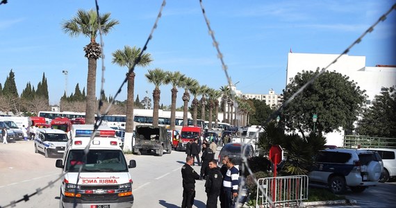 Dwie osoby z Polski zginęły w zamachu terrorystycznym w Tunisie, 9 przebywa w szpitalach, a dwóch turystów jest zaginionych - takie informacje przekazał w RMF FM minister spraw zagranicznych Grzegorz Schetyna. Do Tunezji w drodze jest już samolot z lekarzami i dyplomatami na pokładzie.