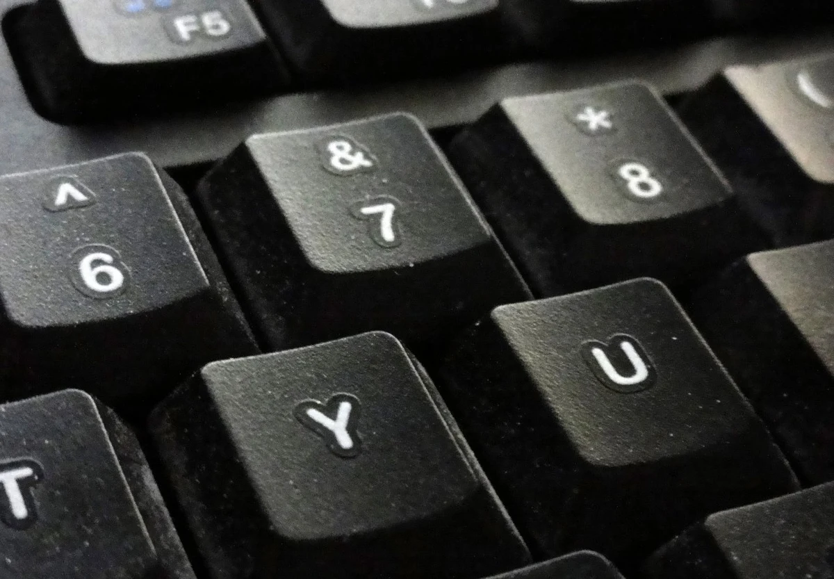 Cyberprzestępcy po raz kolejny rozpoczęli ataki na domowe routery. Wykorzystują przy tym zaawansowane metody ukrywania swojego działania. Chcą zdobyć dane pozwalające na dostęp do kont bankowych Polaków - alarmuje zespół CERT Polska. 