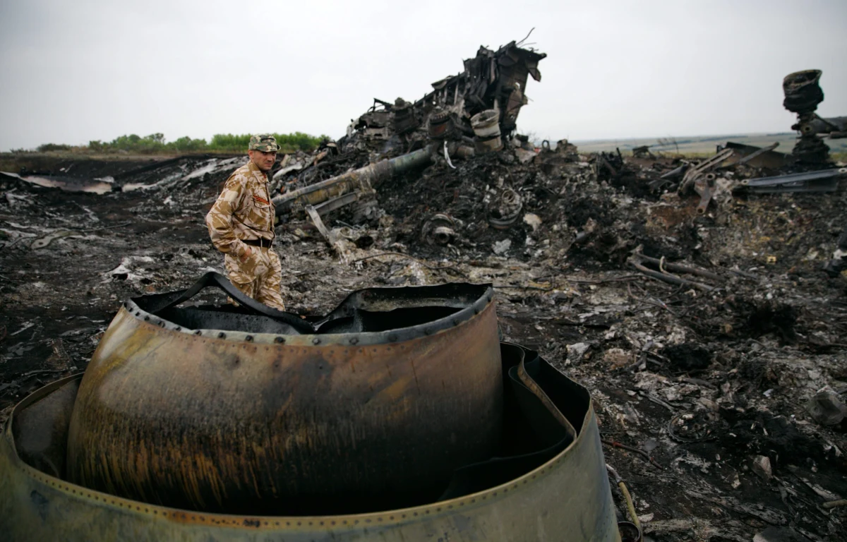 Metalowy odłamek znaleziony na miejscu katastrofy Boeinga 777 malezyjskich linii lotniczych na wschodzie Ukrainy pasuje do pocisku rakietowego ziemia-powietrze Buk rosyjskiej produkcji - poinformowała holenderska telewizja RTL. Fragment został odnaleziony przez holenderskiego dziennikarza kilka miesięcy temu w okolicach miejscowości Grabowo w obwodzie donieckim.