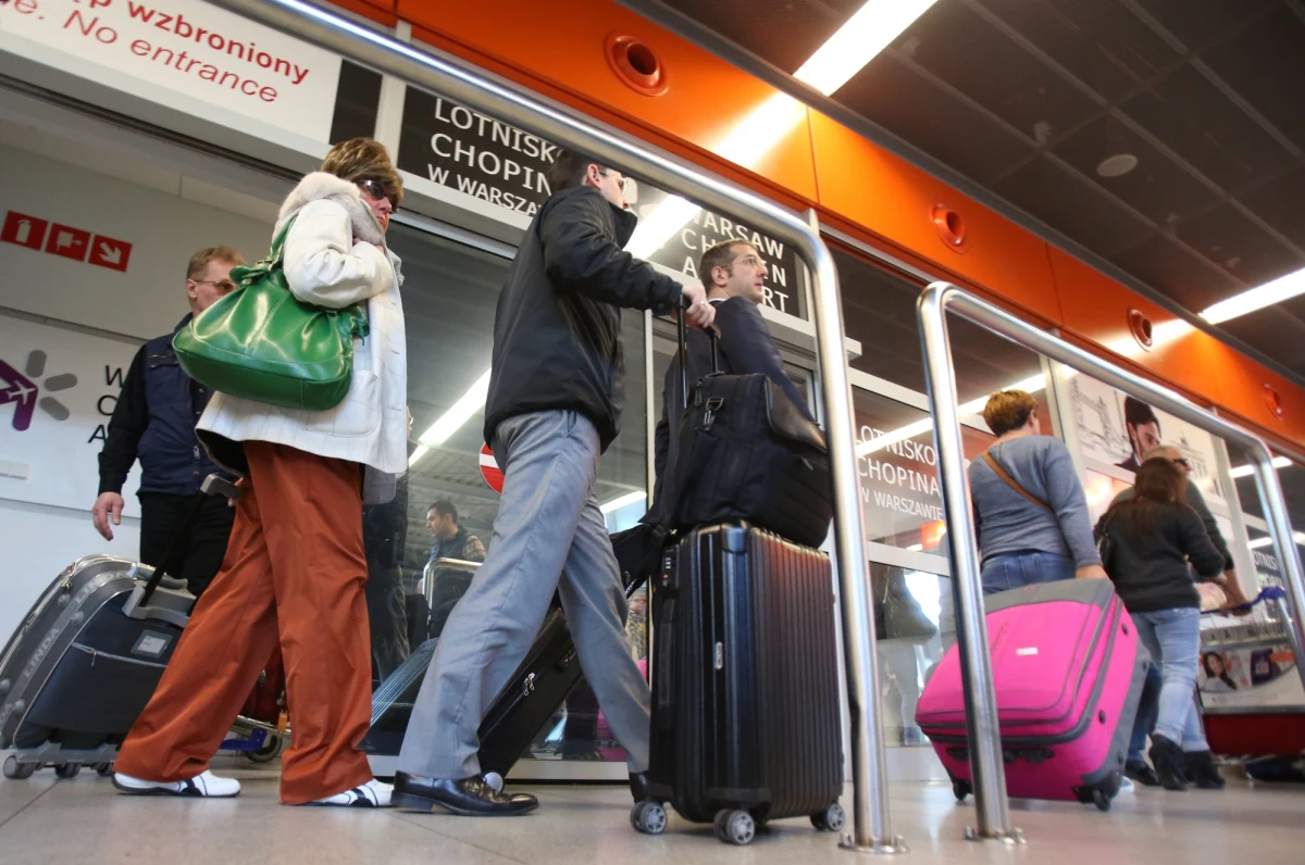 Ostatnia grupa polskich turystów, którzy musieli skrócić wakacje w Tunezji w związku ze środowym zamachem terrorystycznym, dotarła do kraju. Samolot, którym przylecieli, wylądował na warszawskim Okęciu. 