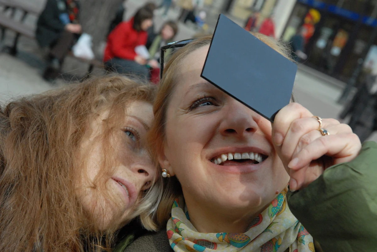 Na całym świecie będzie można podziwiać dziś zaćmienie Słońca. W Polsce będzie ono częściowe - jednak w północno-zachodniej części kraju zasłonięte będzie aż 76 proc. tarczy. Żeby je oglądać, trzeba jednak zaopatrzyć się w specjalnie skonstruowane filtry.
