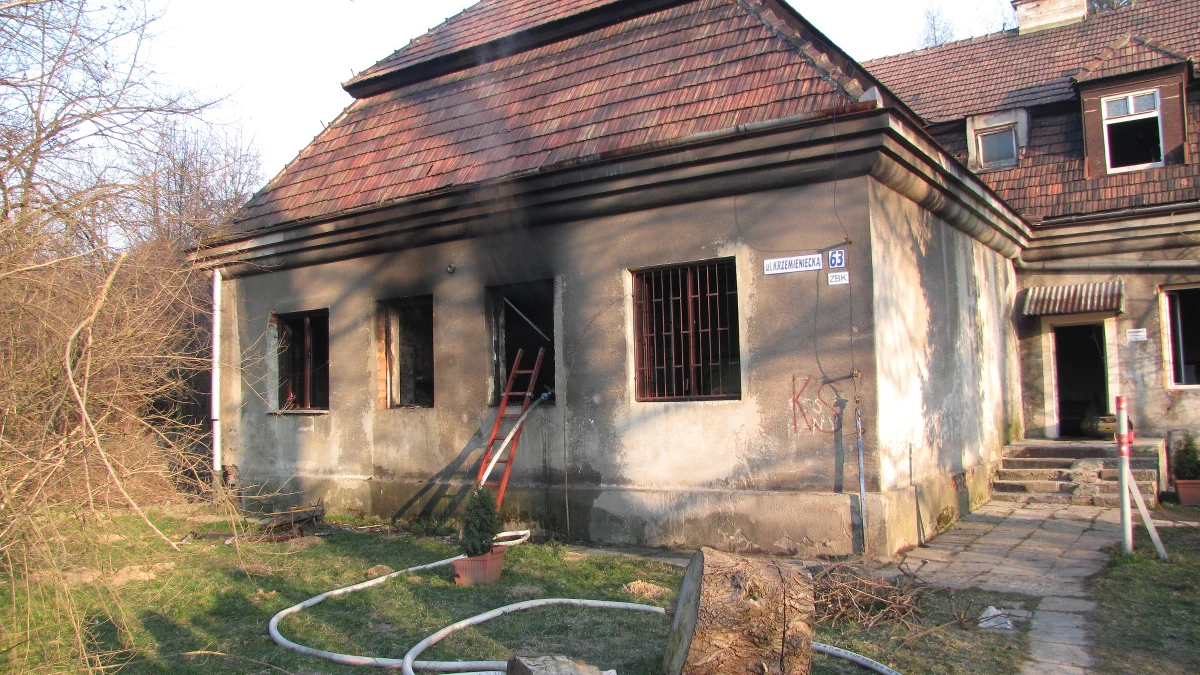 Pożar w noclegowni przy ul. Krzemienieckiej w Krakowie. 24 osoby zostały ewakuowane. Jedna osoba trafiła do szpitala.