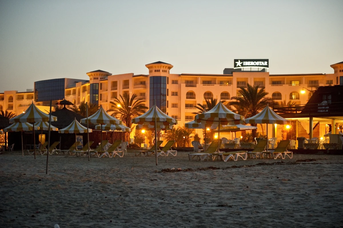 Po środowym zamachu w  Tunisie około 300 polskich turystów musiało przerwać urlop – wczoraj dwoma samolotami wrócili oni do kraju. Biura podróży czasowo zawieszają wycieczki do Tunezji, na razie do 2 kwietnia. Co jednak mają zrobić ci, którzy zaplanowali tam urlop w czasie wakacji, ale po prostu boją się wyjechać?