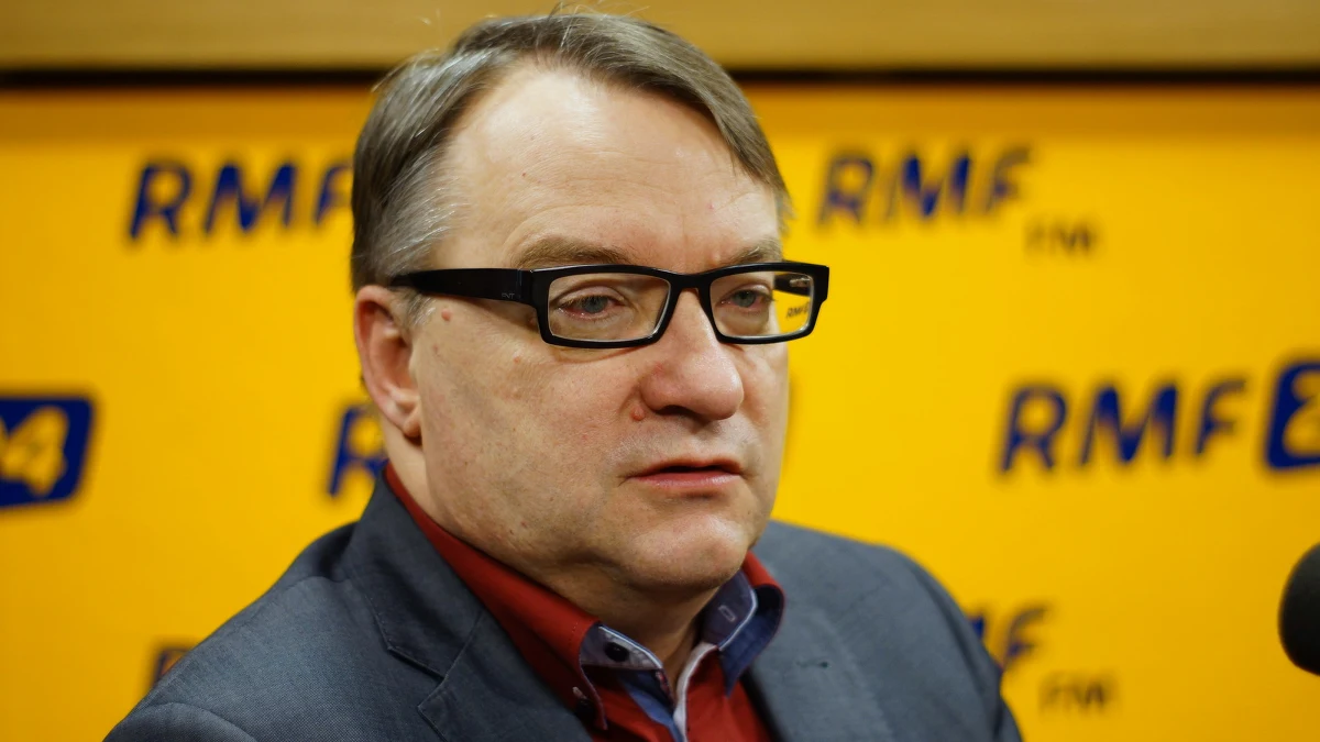 "Szef Centrum Antyterrorystycznego przekazał komisji informację, że półtorej godziny przez zamachem na Twitterze pojawiła się informacja, że kultura europejska w Tunezji niedługo bardzo odczuje gniew islamu" - mówi w Kontrwywiadzie RMF FM szef sejmowej speckomisji Marek Biernacki. "Być może 2 budynki miały być celem - nie tylko muzeum, ale i parlament" - dodaje były szef MSW. Zdaniem Marka Biernackiego można zastosować analogię do 11 września, ponieważ to "pierwsza taka forma zorganizowana, która uderzyła w taką grupę Polaków". Polska zagrożona atakami terrorystycznymi? "W Europie jest kilkudziesięciu radykalnych islamistów, którzy walczyli w Syrii. Jak wracają do Skandynawii, to przez Polskę" - odpowiada gość RMF FM. Zaznacza, że służby cały czas monitorują tego typu zagrożenie.