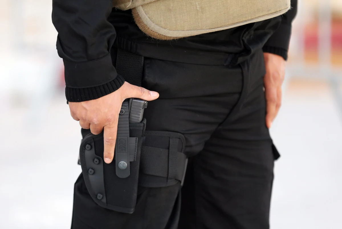 Dwaj terroryści, którzy przeprowadzili zamach w Tunisie, szkolili się w Libii z obsługi broni - ujawnił tunezyjski sekretarz stanu do spraw bezpieczeństwa. Jak dodał Rafik Chell - napastnicy byli muzułmańskimi ekstremistami. 