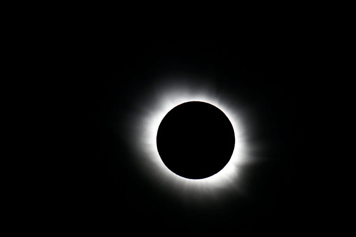 Przez ponad dwie godziny na niebie można było oglądać niesamowite zaćmienie Słońca. W Polsce było ono bardzo dobrze widoczne - zasłonięte było ok. 60 proc. tarczy. W większości regionów niebo było niemal bezchmurne, więc ułatwiało podziwianie zaćmienia. Jeśli ktoś nie widział, jak Księżyc przysłonił Słońce - polecamy galerię zdjęć, które otrzymaliśmy od naszych słuchaczy.