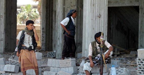Samobójcze zamachy bombowe w stolicy Jemenu, Sanie. Zginęło co najmniej 55 osób, jednak służby nie wykluczają, że ofiar może być więcej.​ Agencja Reutera pisze, że celem ataków były dwie świątynie w centrum miasta.