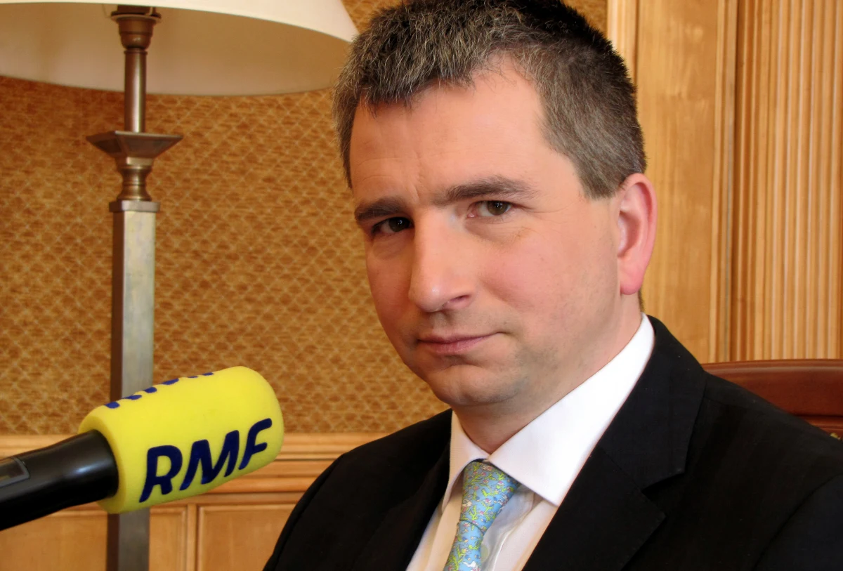 „Zarzut zemsty sektora bankowego jest o tyle komiczny, że tenże system, razem z sektorem publicznym, w zeszłym roku wyłożył ponad 3 miliardy złotych w ramach gwarantowania depozytów klientów SKOK” – mówi Gość Krzysztofa Ziemca w RMF FM, minister finansów Mateusz Szczurek. Chodzi o słowa twórcy SKOK Grzegorza Biereckiego, który uważa, że afera wokół SKOK to zemsta sektora bankowego. Dodaje, że „gdyby nie wypłata gwarantowanych depozytów, to mielibyśmy poważny problem społeczny”. Zdaniem ministra finansów problemy finansowe SKOK-ów są w Polsce „największym problemem od bardzo długiego czasu”. 