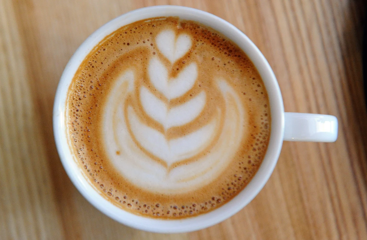 W zeszłym tygodniu pisałem o tym, co zrobić z łyżeczką do kawy. Nawet nie przypuszczałem, że temat wzbudzi tak duże zainteresowanie… Jeden z moich znajomych zachęcił mnie do tego, by nad ogólnie pojętym tematem kawy pochylić się raz jeszcze i tym razem napisać o samym napoju. O tym przede wszystkim, czy w Polsce pijamy go tak, jak robi się to np. w światowej stolicy kawy, czyli we Włoszech. Muszę przyznać, że temat to arcyciekawy!