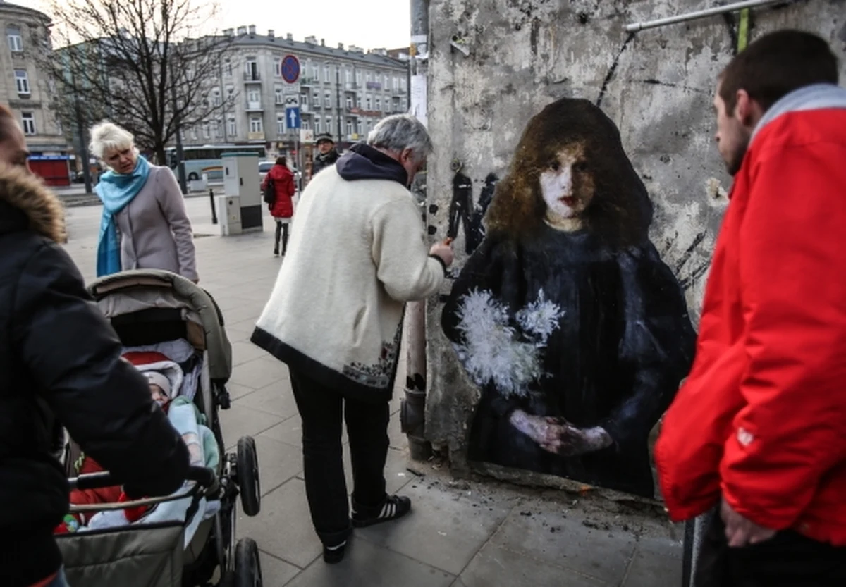 Francuski artysta Julien de Casabianca powrócił do Warszawy. W ubiegłym tygodniu rozkleił on na murach stołecznych kamienic przetworzone fotografie obrazów pochodzących z Muzeum Narodowego. Te prace bardzo szybko zostały zdewastowane, ale to nie zniechęciło artysty – przyjechał do Warszawy raz jeszcze, by rozwiesić nowe dzieła i naprawić stare.