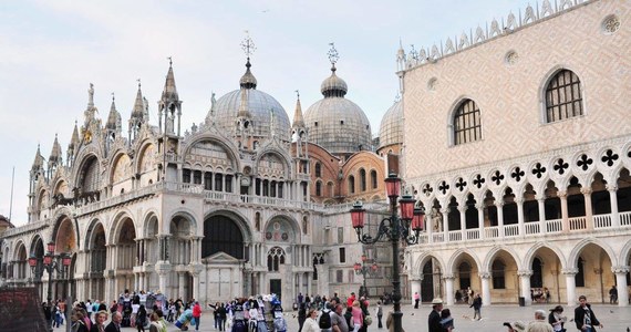 Zamknięcie placu Świętego Marka w Wenecji i wprowadzenie biletów wstępu - to najbardziej radykalna z dyskutowanych propozycji uregulowania napływu turystów. Uważa się, że obecna liczba prawie 25 milionów zwiedzających rocznie przekracza możliwości miasta.