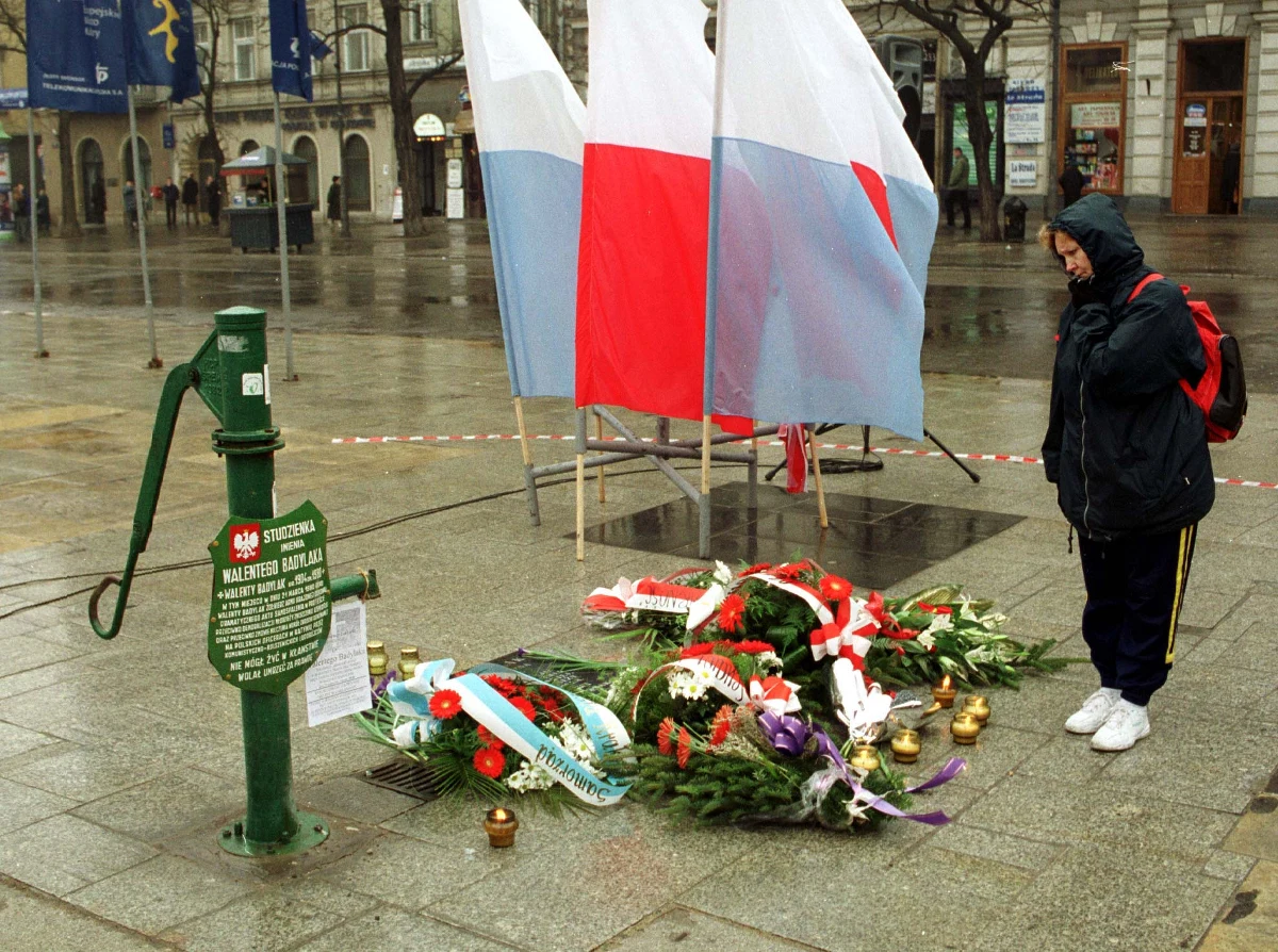 35 lat temu, protestując przeciw zmowie milczenia wokół zbrodni w Katyniu, były żołnierz Armii Krajowej Walenty Badylak dokonał aktu samospalenia na Rynku Głównym w Krakowie. W sobotę przy tablicy upamiętniającej jego śmierć złożone zostaną kwiaty.
