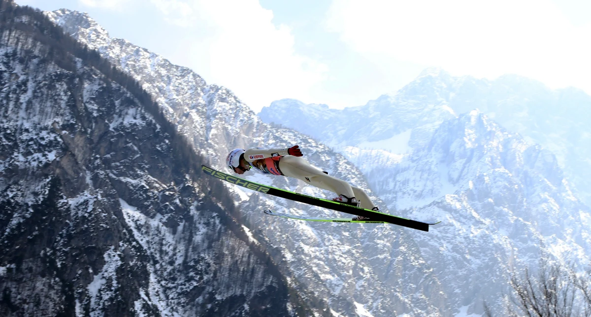 Polska zajęła czwarte miejsce w drużynowym konkursie Pucharu Świata w skokach narciarskich na mamucim obiekcie w Planicy. Druga seria została odwołana z powodu złych warunków atmosferycznych. Wygrała Słowenia, przed Austrią i Norwegią.