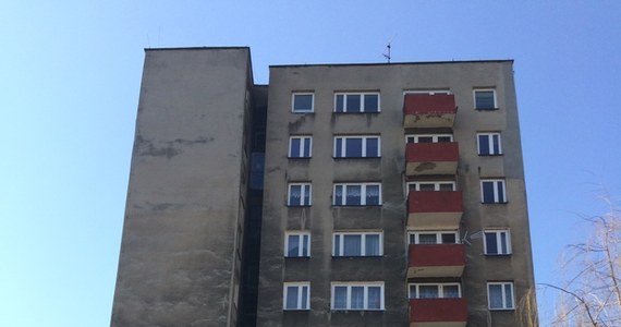 Dwa dni trwała akcja prostowania krzywego bloku w Katowicach. 10-piętrowy budynek - z powodu szkód górniczych - w górnej części odchylił się od pionu nawet o 60 centymetrów. Część lokatorów wróciła już do mieszkań.