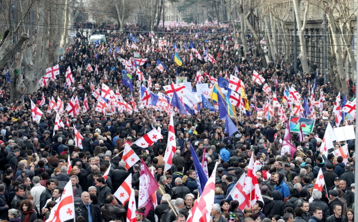 Kilkadziesiąt tysięcy demonstrantów wyszło na ulice Tbilisi, by domagać się dymisji rządu. Oskarżają rządzących o spowodowanie stagnacji gospodarczej i dramatycznego spadku gruzińskiej waluty. Protest zorganizował opozycyjny Zjednoczony Ruch Narodowy. 